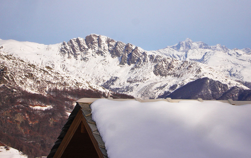 Sullo sfondo il Gran Paradiso.